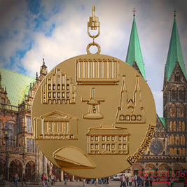 Halskette mit Drehwirbel und Rückseite eines vergoldeten Schmuckanhängers, auf dem Reliefs bekannter Sehenswürdigkeiten der Stadt Bremen abgebildet sind. Den Hintergrund bildet eine Ansicht der Stadt Bremen.