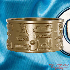 Ring aus vergoldetem Edelstahl mit Reliefs bekannter Sehenswürdigkeiten der Spielorte und Stadien der Champions-League-Saison 2022/23 von Manchester City