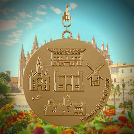 Halskette mit Drehwirbel und Vorderseite eines vergoldeten Schmuckanhängers, auf dem Reliefs bekannter Sehenswürdigkeiten der Stadt Palma de Mallorca abgebildet sind. Den Hintergrund bildet eine Ansicht der Stadt Palma de Mallorca.
