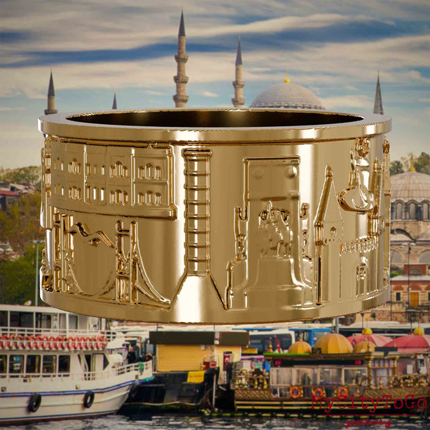 Vergoldeter Ring mit Reliefs bekannter Sehenswürdigkeiten der Stadt Istanbul. Den Hintergrund bildet eine Ansicht der Satdt Istanbul.