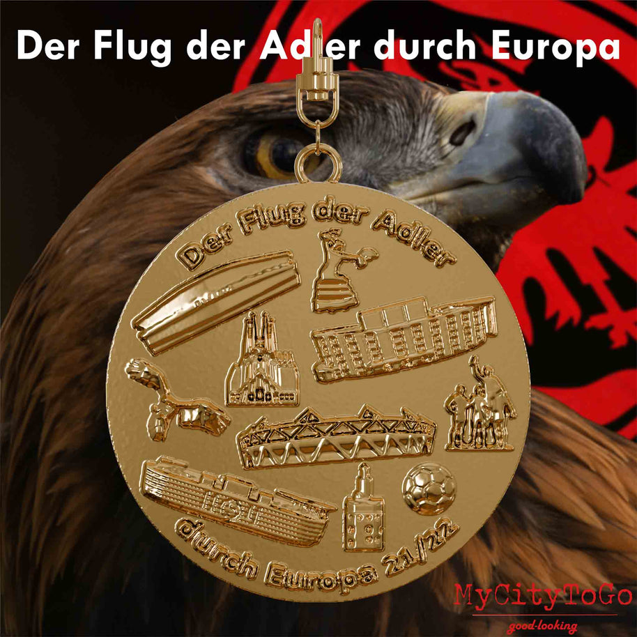 Vergoldeter Schmuckanhänger mit Reliefs von Stadien und Wahrzeichen der Spielorte der Finalrunde der Frankfurter Europa-League-Saison 2021/22 auf der Vorderseite