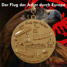 Vergoldeter Schmuckanhänger mit Reliefs von Stadien und Wahrzeichen der Spielorte der Finalrunde der Frankfurter Europa-League-Saison 2021/22 auf der Vorderseite