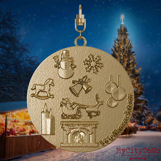 Halskette mit Drehwirbel und Vorderseite eines Schmuckanhängers aus vergoldetem Edelstahl, auf dem Reliefs bekannter Weihnachst- und Wintermotive abgebildet sind. Den Hintergrund bildet ein naechtliches Weihnachtsmotiv.