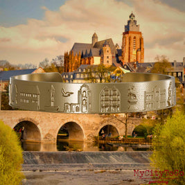 Armreif aus vergoldetem Edelstahl mit Reliefs bekannter Sehenswürdigkeiten der Stadt Wetzlar. Den Hintergrund bildet eine Ansicht der Stadt Wetzlar.