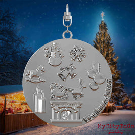 Halskette mit Drehwirbel und Vorderseite eines silbernen Schmuckanhängers, auf dem Reliefs bekannter Weihnachst- und Wintermotive abgebildet sind. Den Hintergrund bildet ein naechtliches Weihnachtsmotiv.